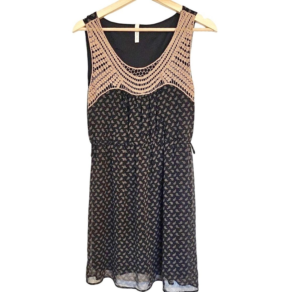 Hello Miss Dress Size Medium Black Knee Length‎ Sleeveless paisley print